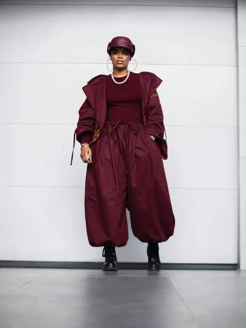 Mannequin portant l'ensemble bordeaux de la collection Black Futur