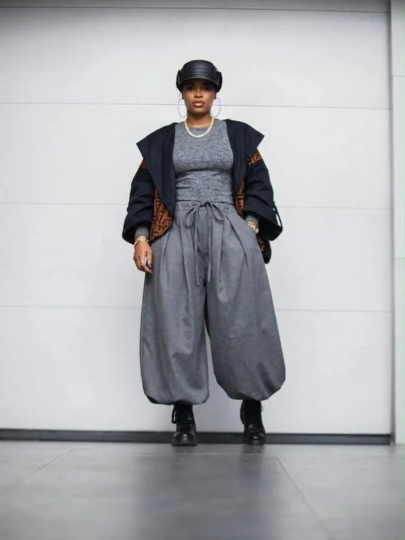 Mannequin portant l'ensemble gris chiné de la collection Black Futur