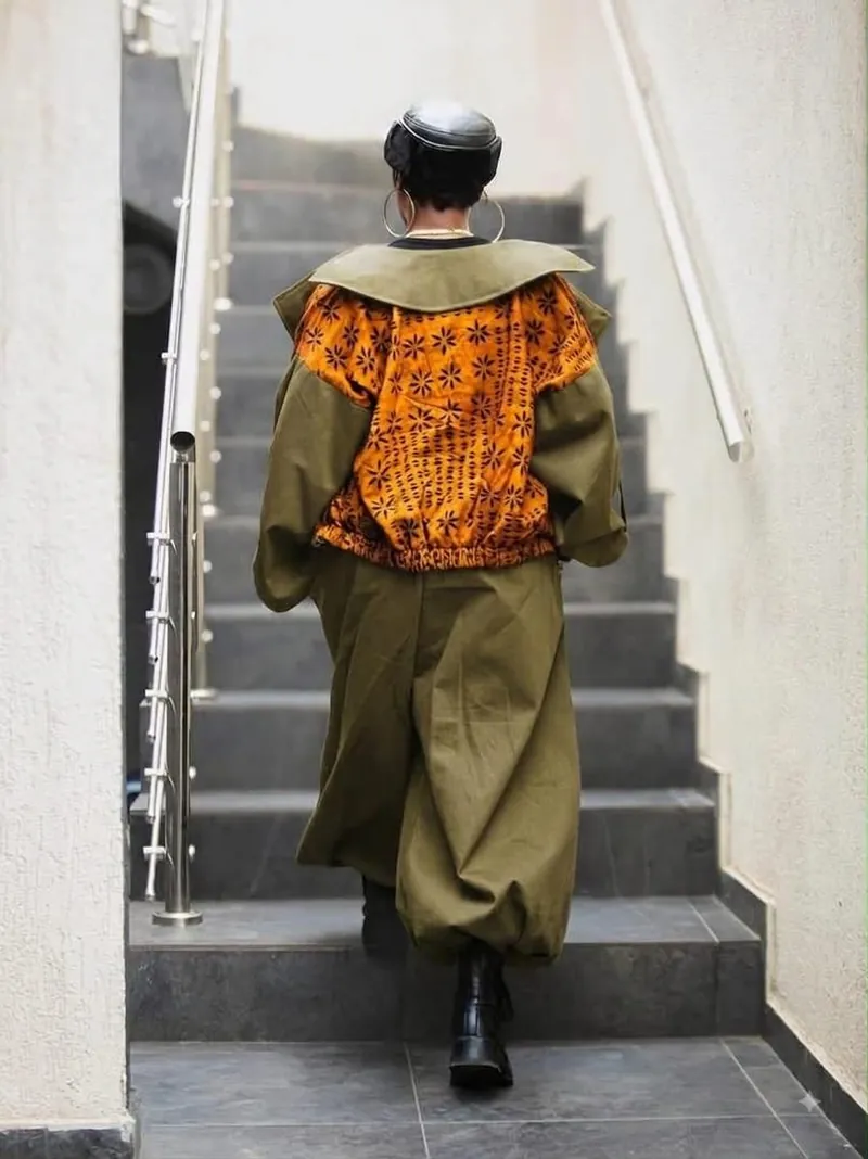 Mannequin portant le manteau kaki doublé wax de la collection Black Futur