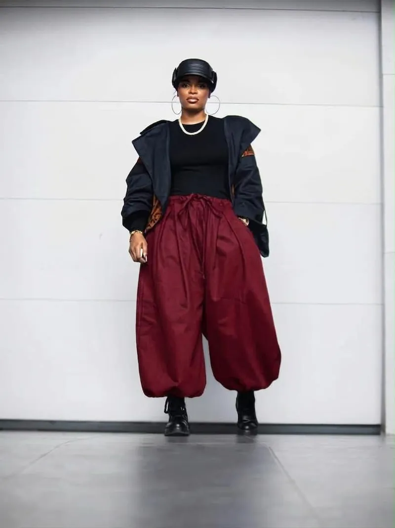 Mannequin portant le sarouel bordeaux de la collection Black Futur