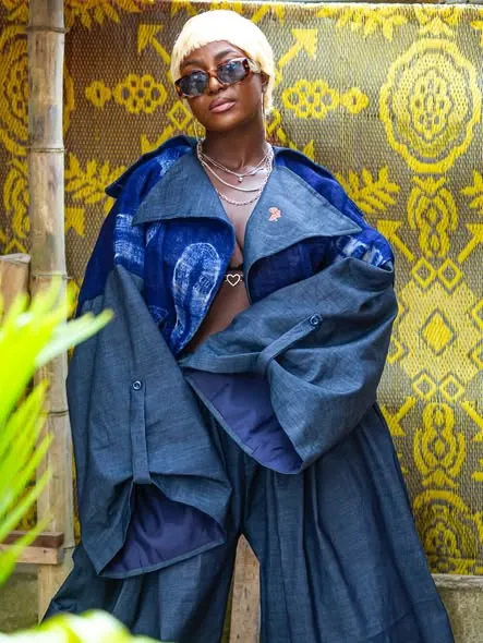 Manteau en denim bleu sur fond de tissu jaune ocre