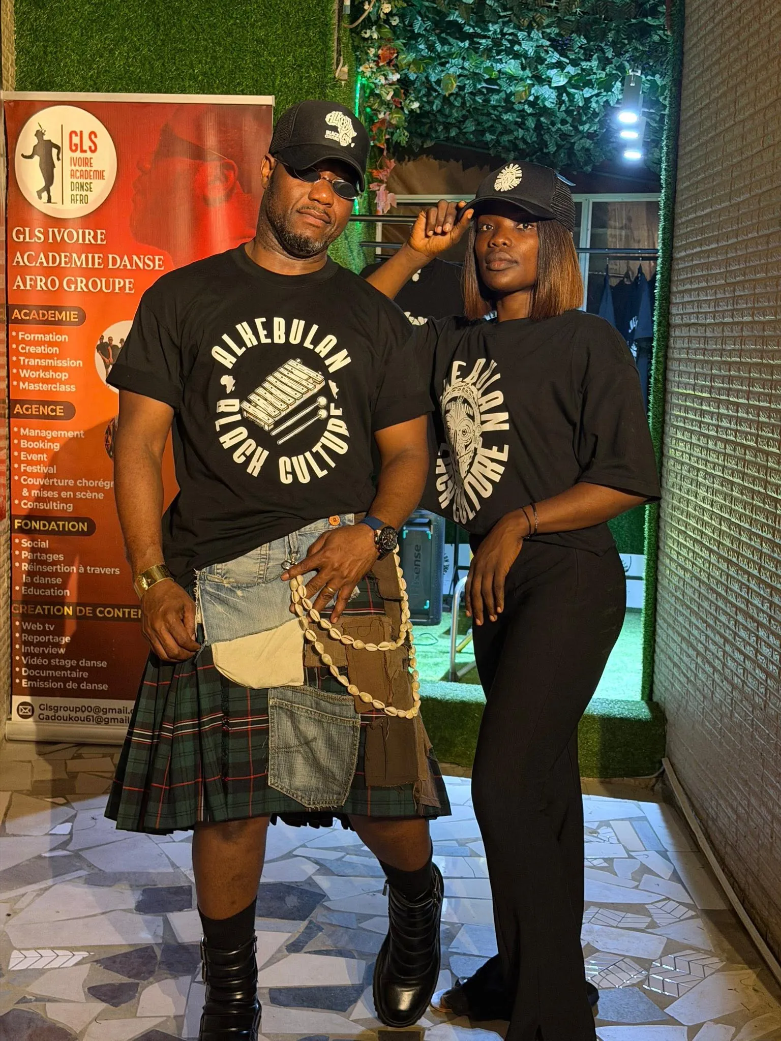 Couple portant casquettes et t-shirts GLS