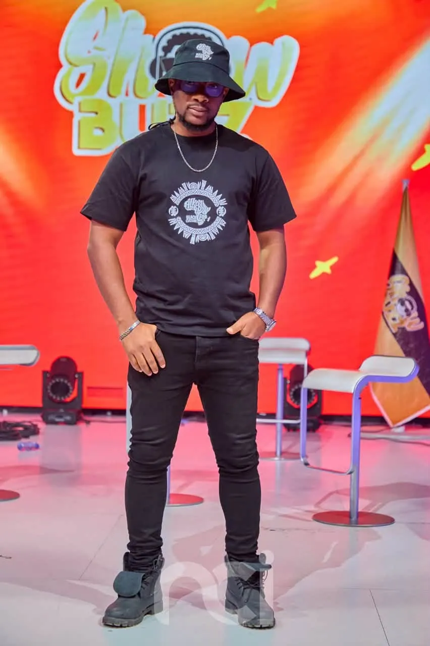 Artiste en bucket hat GLS sur un plateau TV